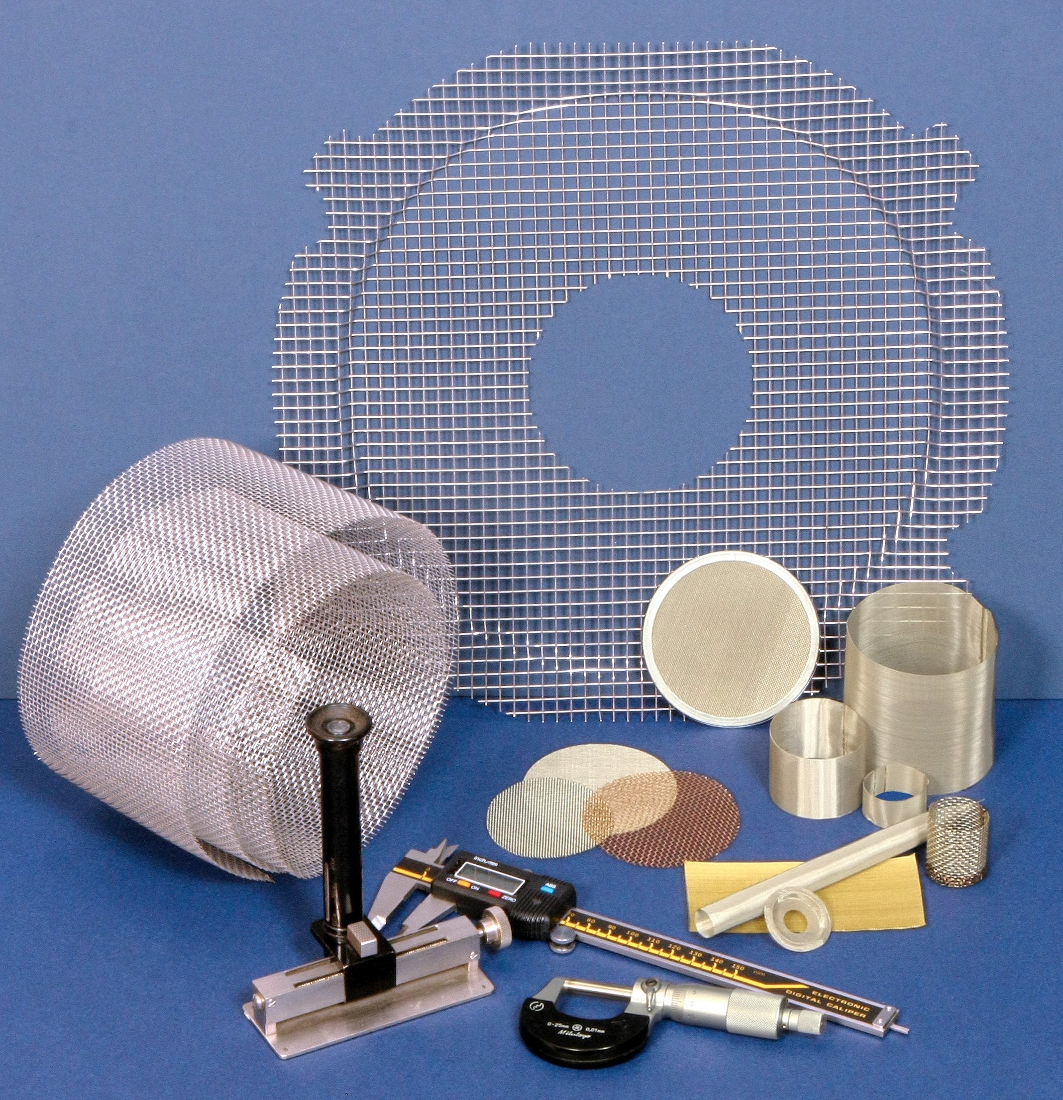 Woven wire mesh filtration products with measuring equipment